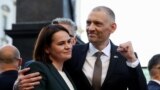 Светлана и Сергей Тихановские во время протеста, организованного белорусской диаспорой в Варшаве
