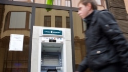 Латвия ужесточает контроль за снятием наличных в банкоматах и внесением их на счет: все о новых правилах 