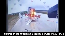 Кадры горящего самолета на авиабазе Белая в Иркутской области России