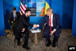 Президенты США и Украины Дональд Трамп и Владимир Зеленский 25 июня провели встречу после пленарного заседания саммита НАТО в Гааге, фото AFP